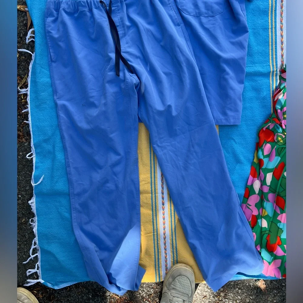 Figs men’s scrub set M top, S bottom. Straight leg pants. Short sleeve top.